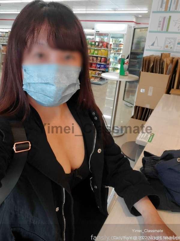 After the holiday exercise, take a selfie at 7-11 to cool off~

假日運動後,到小7清涼一下的自拍~