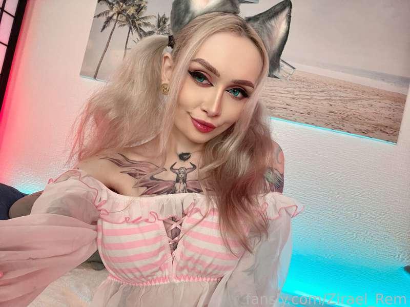 Do you like my kittyears?🥰🥰