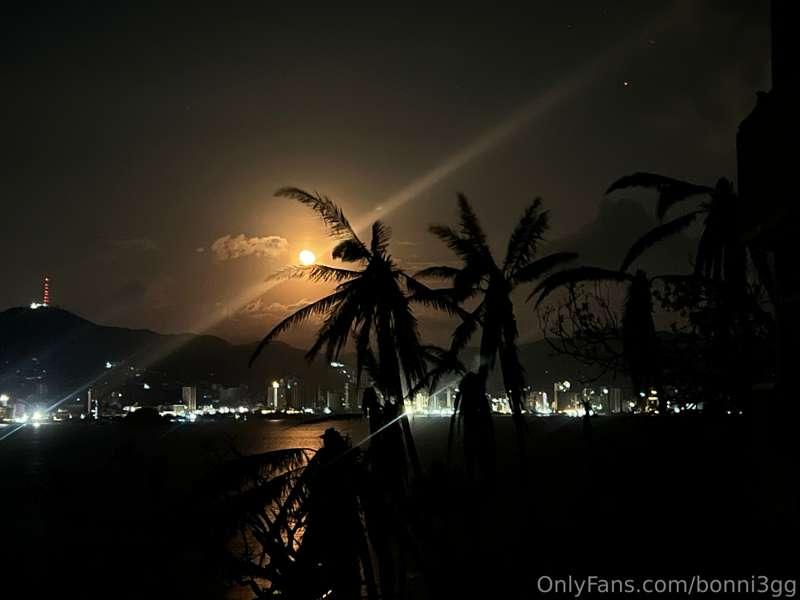 La iluminación ya va mejorando en Acapulco… no donde estoy p..