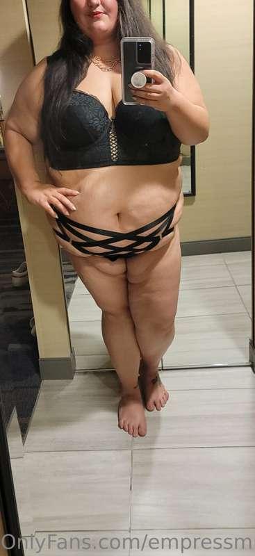 Loving these black strappy panties. Comment your thoughts 🖤🖤