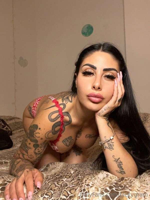 🐽 QUELLA GRAN PORCA DI @alessialeoni! 🐽

Una delle napoletan..