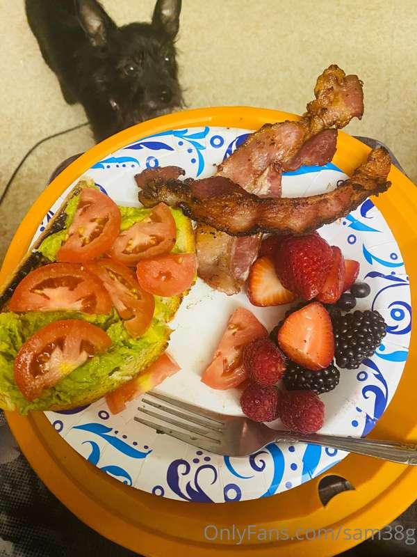 A big breakfast to start out my weekend. Who else here loves..