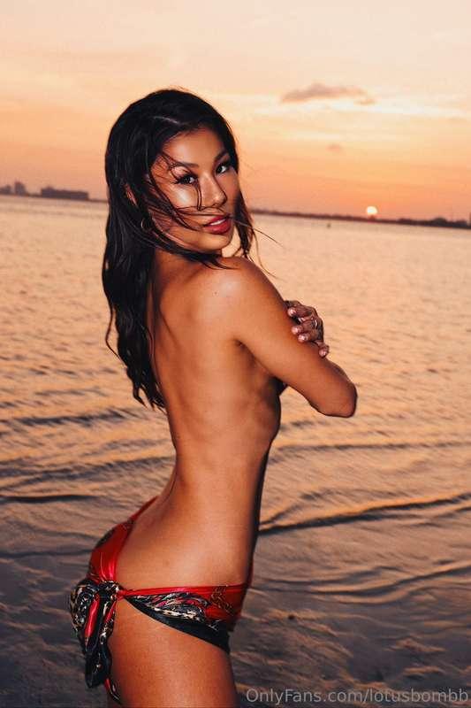 Sunset view or this ass? Pick one 🍑