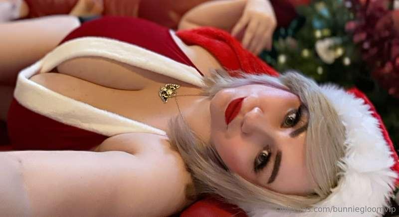 Counting down the days until Christmas! 🎄 Come unwrap me 🎁 😜..
