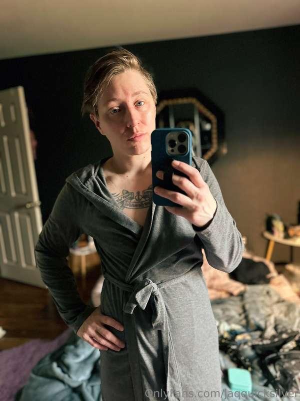 Couple pics from Texas in my set robe 😉🖤