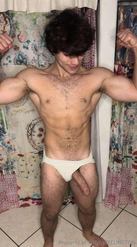 Something’s poking out 😜 Will answer hella dms tonight when ..