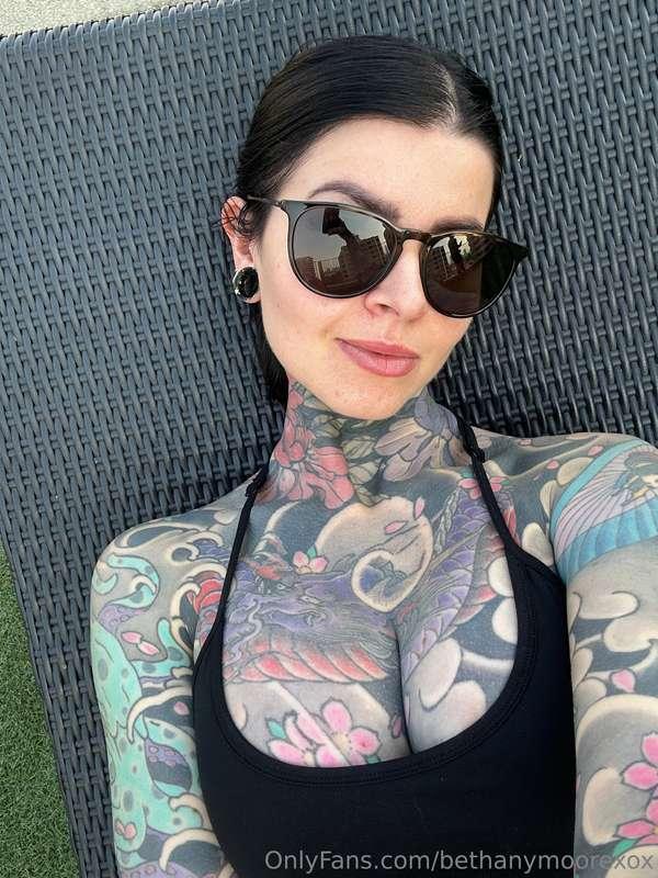 My ink looks even hotter when it’s glowing under the sun 😜