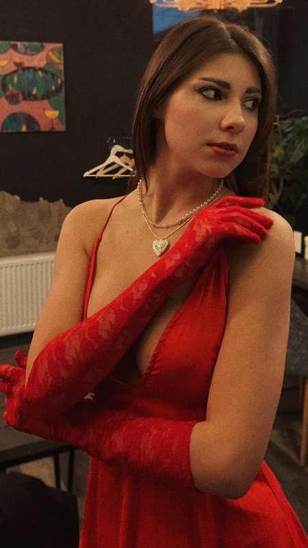 a red dress is sexy and elegant💃🏻💋