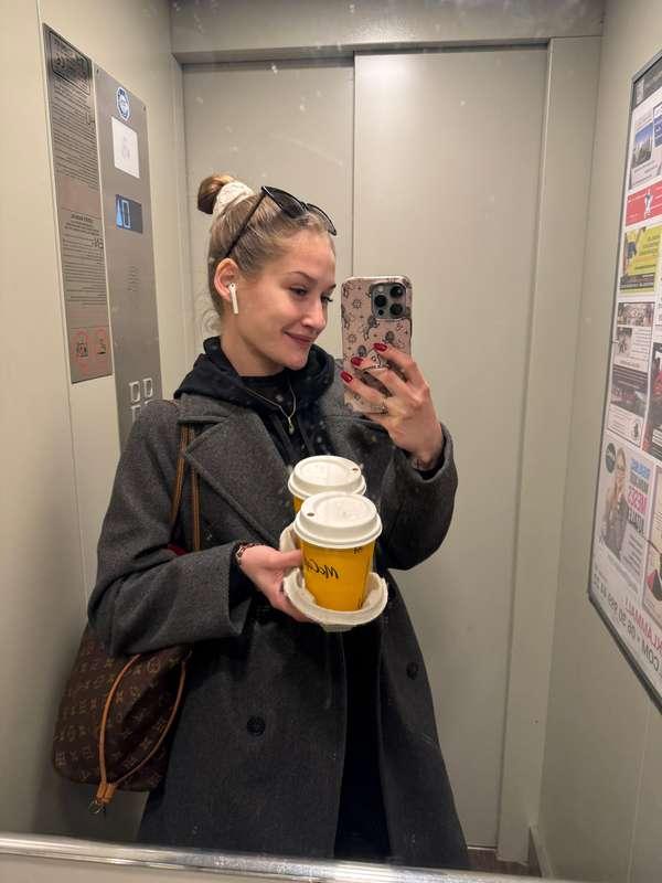 Hey 🥰 What’s your plan today? I came to the nail salon. What..