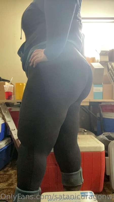 Bored in the office 🍑