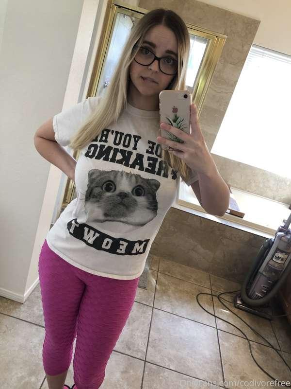 This sports bra is STRUGGLING haha

Check out my paid site t..