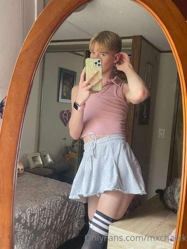 i need more skirts asap 🤤