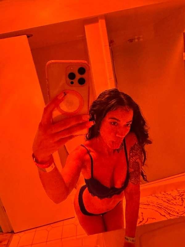 Just imagine fucking me right hereeee 🤭