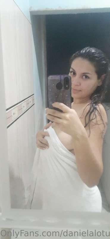 Just got off the shower🧖🏻‍♀️
Make me lose the towel?