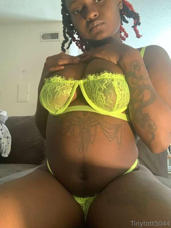Do I look good in lime green ✅🫠