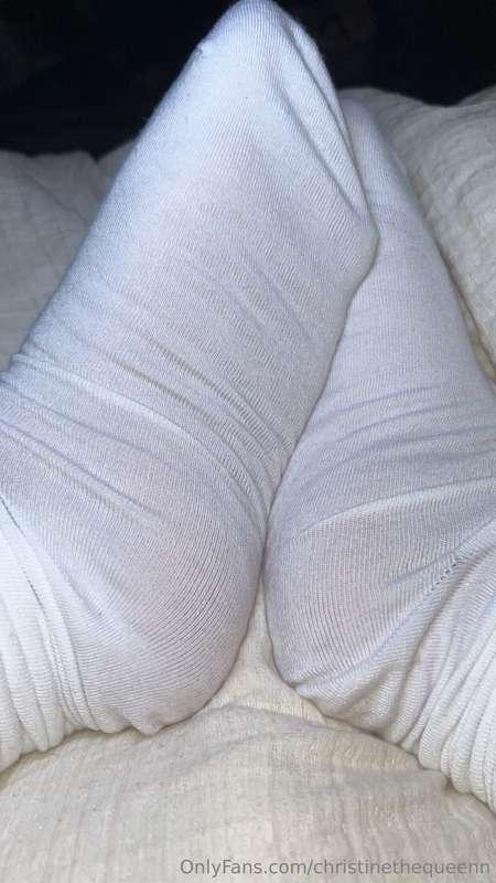 Ever wondered how soft a cotton sock Footjob could be? 👀