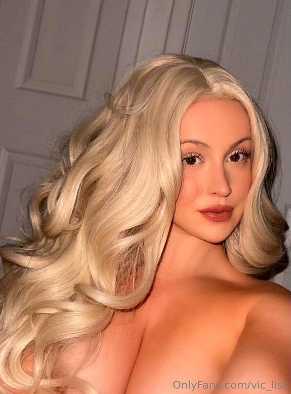 Who wants to see this pic with my titties out?🍒