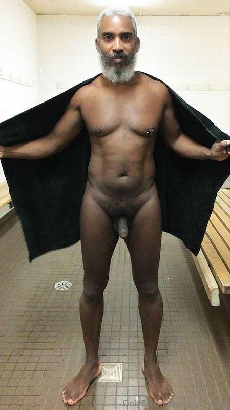 Towel Thursday!  #beard #musculardaddy #gay #feet #gaycruisi..
