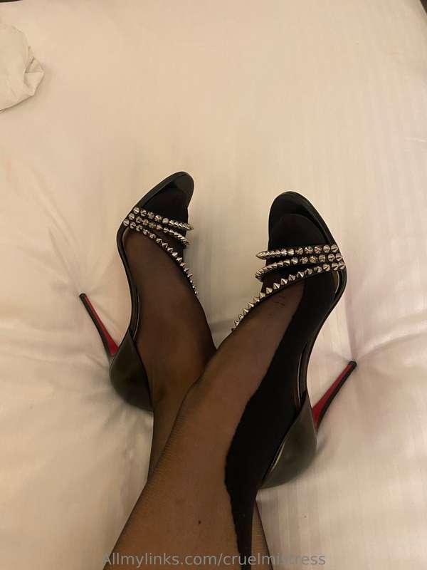 I want a sub under My feet and making him worship My feet wh..