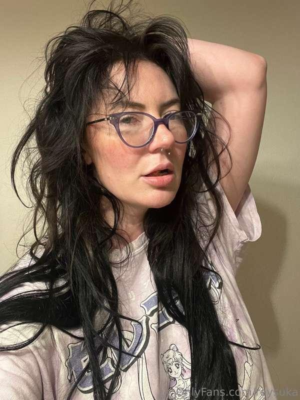 Wanna help me wake up properly? Slide into my DMs 😘