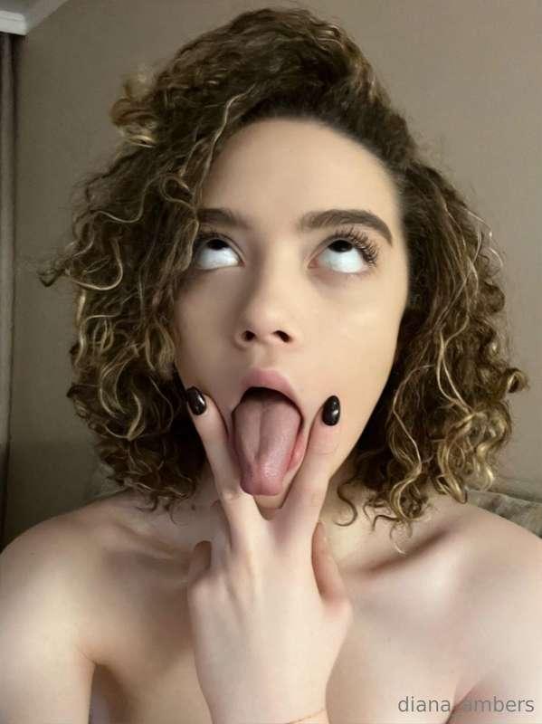 Let me distract you👉@evacurly💋Cute girl @evacurly loves to p..