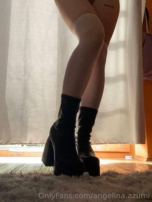 I really want to try pairing these sexy boots with a latex c..