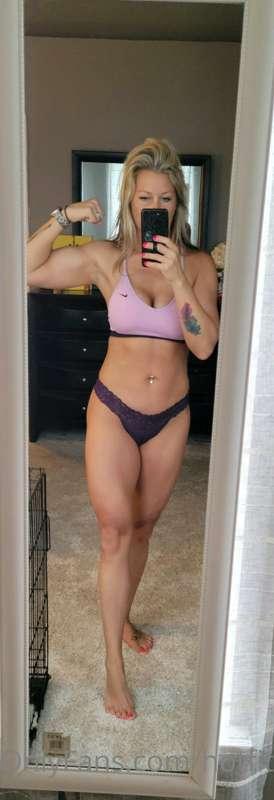 Into chicks that lift??💪💪  Workout to look good naked 😘💋💋
