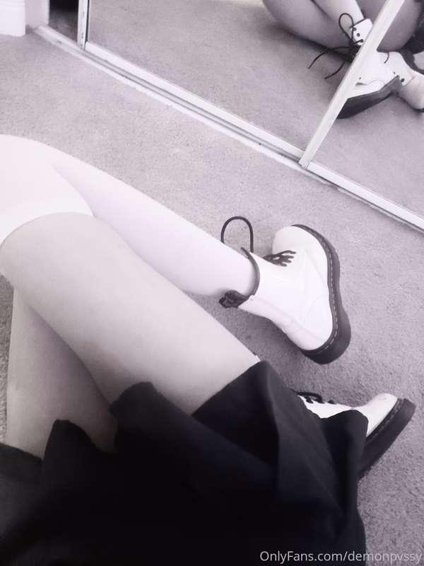 Idk what these pics are, Idk if white socks match my style :..