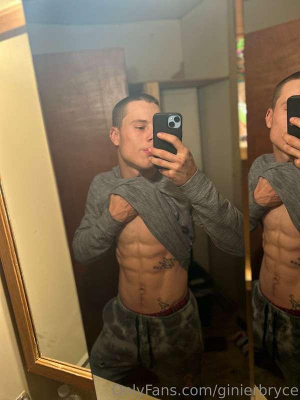 who wants to lick my abs 👅