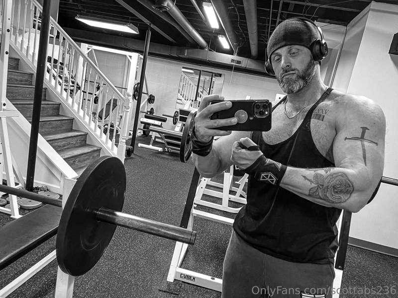 Gym therapy 😉😈💪🏻 #fitdad #muscles