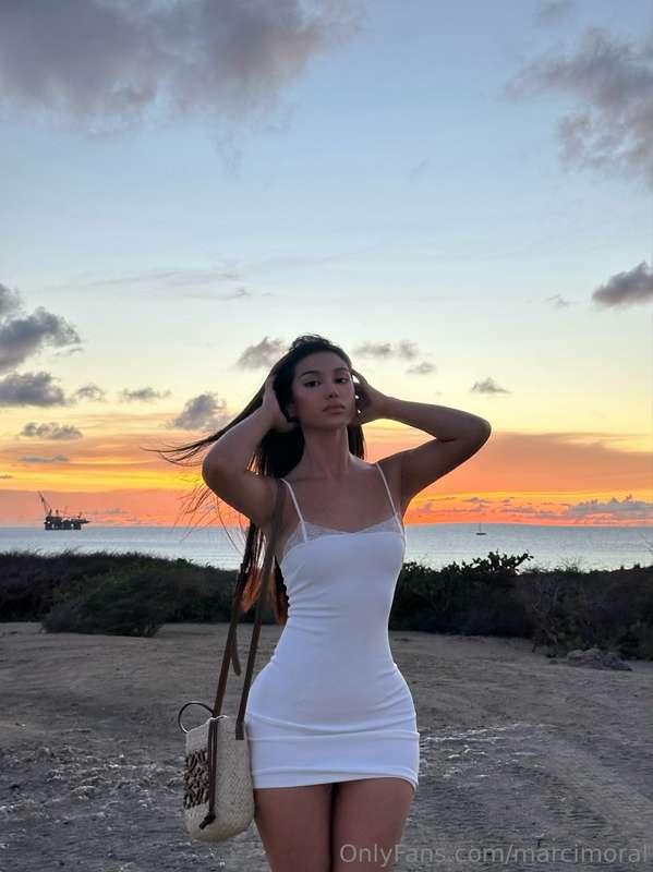 love sunsets and looking cute 😊
