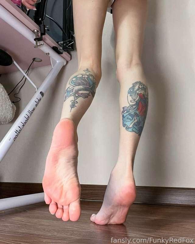 I walk quietly on my toes🤫

#feet #footfetish #selfworship #soles #tights #nylons #pantyhose #stockings #socks #footjob #barefeet #fishnets