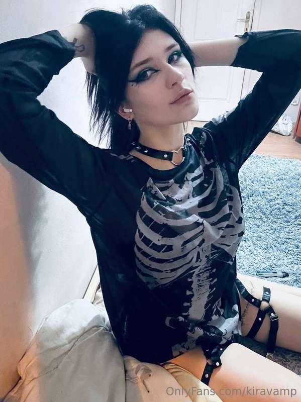 😈🥵Beautiful goth girl in your feed 😈🥵 🙈So why don't you text..
