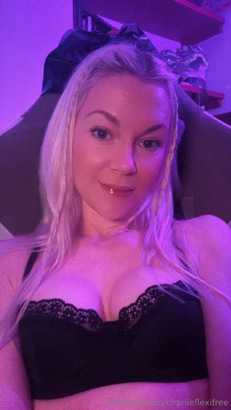I’m live! 🔴 Tap my profile pic to join 🥰