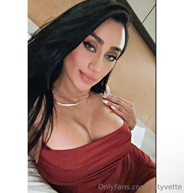 Slipped into my lil red dress 💃