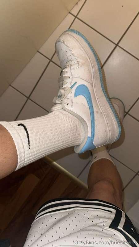 Who wants to buy my smelly nikes? (+cum if you want)