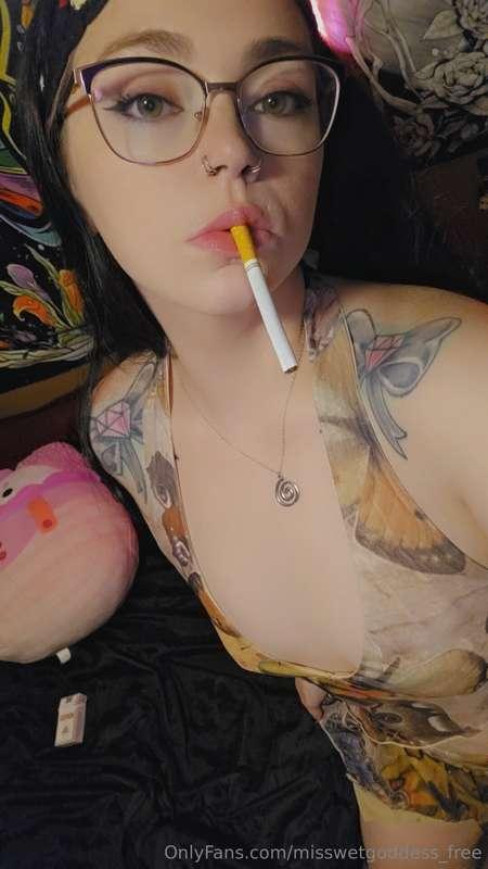 Be a good boy and light my cigarette for me 😈🚬💋