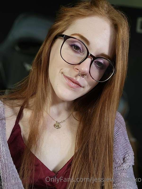 Who's going to see me stream live tonight?