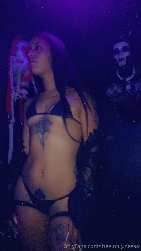 When you chill in the DJ booth to scout out customers 😂❤️💰