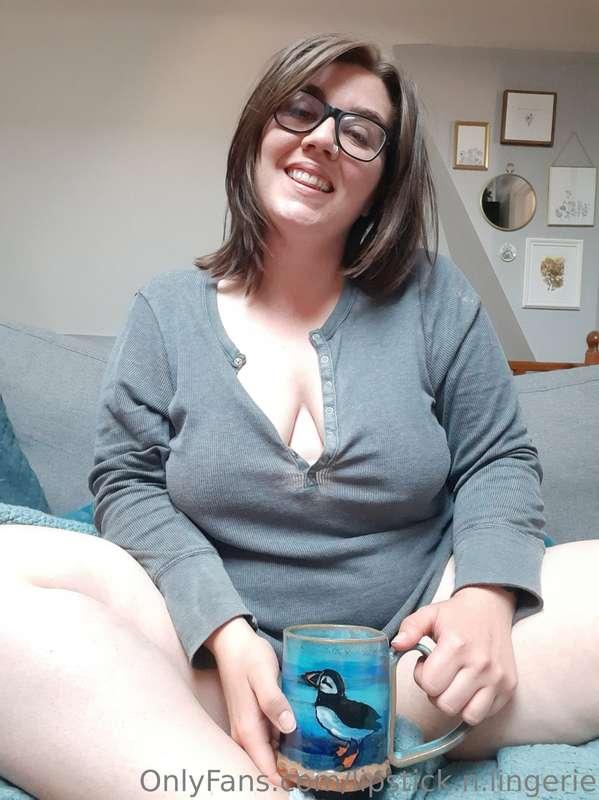 Happy Wednesday! 😘 

Swipe to see if I have panties on 😉