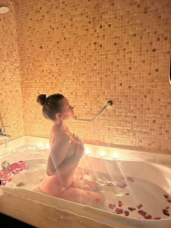 Caress my body😈💧