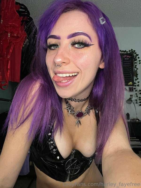 Wanna see what I can do with my tongue? 👅🤪