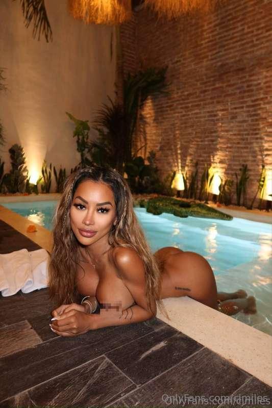 Skinny dipping feels so good 😈 have you ever done it? 💦😏