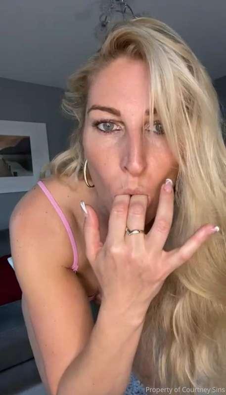 courtneysins main image
