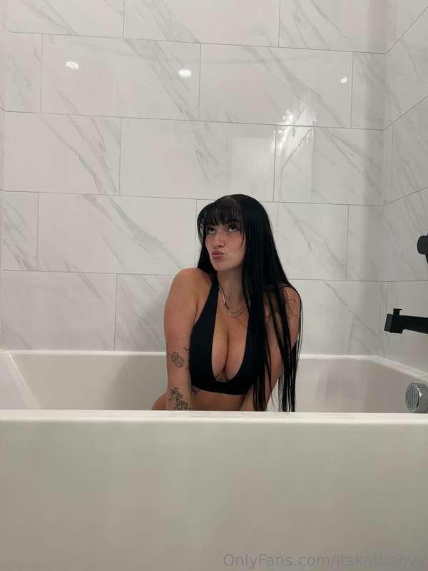 BATH TUB LIVE!!! I am doing a Bath Tub LIVE tonight on here ..