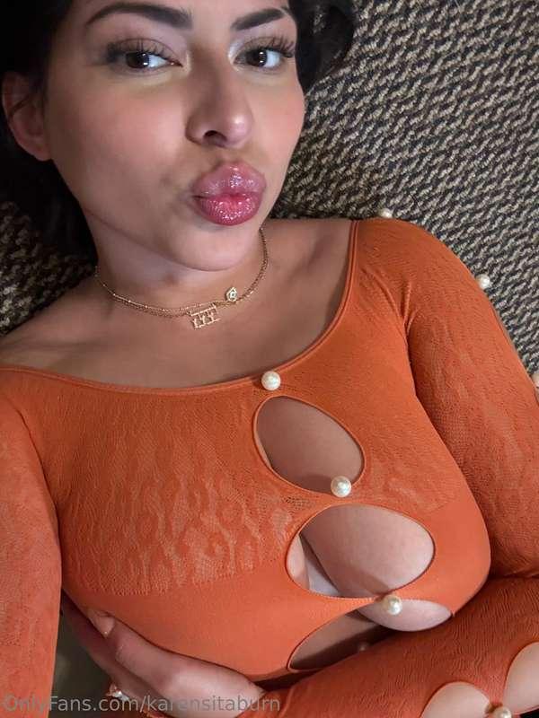 Stuck in the house today hit my DMs if you wanna chat🥰