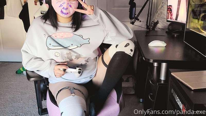 Good morning from your favorite gamer girlfriend~ 😘