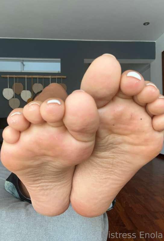 LIVE TODAY STARTS IN 3 HRS!
just took this pictures to tease..