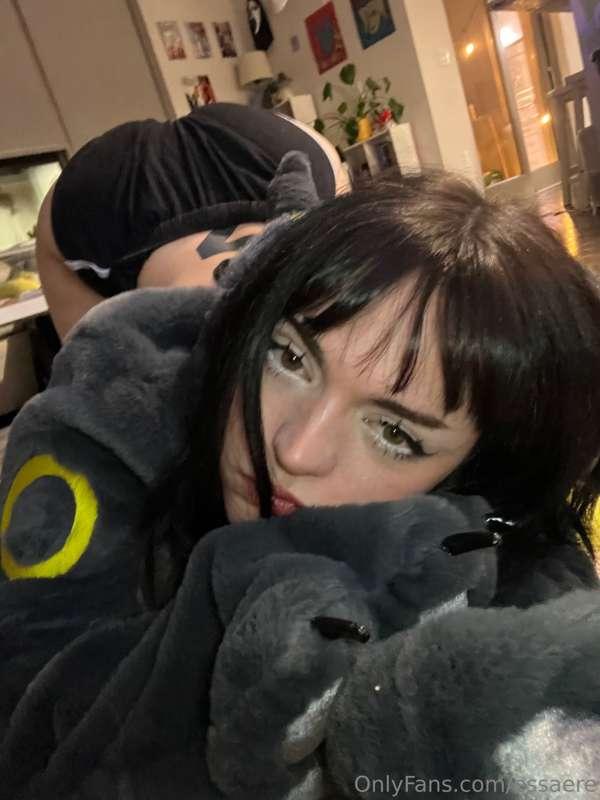 i put on makeup at tonight just to stay inside and feel cute..