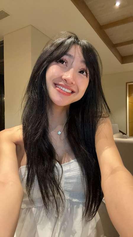 People are most beautiful when they smile with their teeth 😁